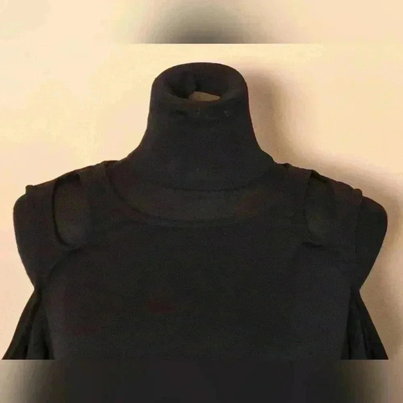 ❤️ Cold Shoulder Black Top Medium - Picture 6 of 13